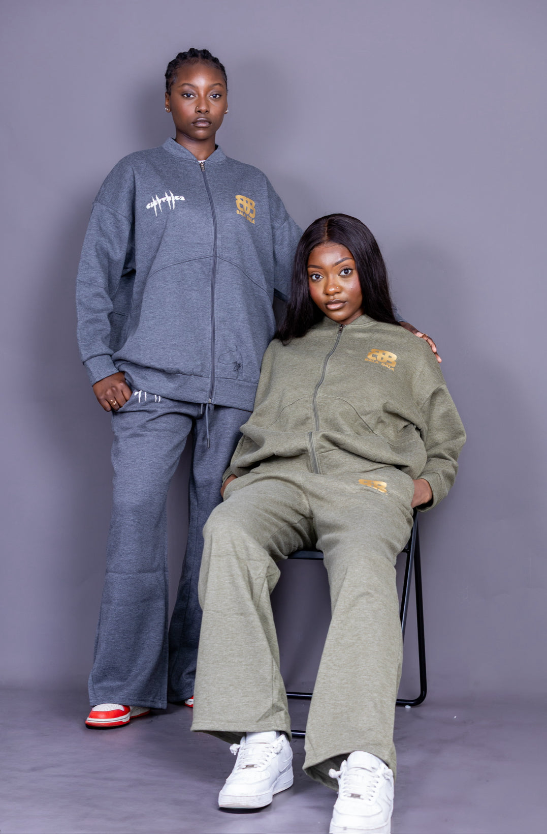 Ensemble de deux pièces de couleur unique sweat-shirt , à taille unique, épaules tombantes et pantalon survêtement