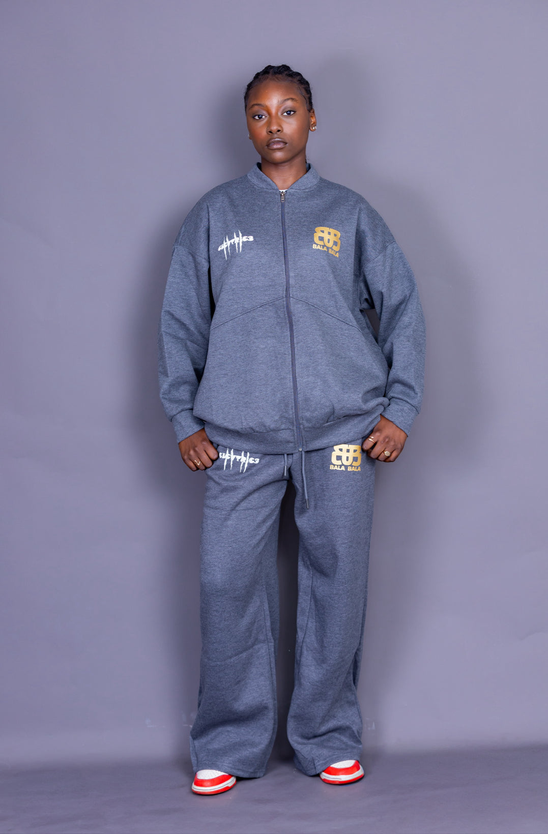Ensemble de deux pièces de couleur unique sweat-shirt , à taille unique, épaules tombantes et pantalon survêtement